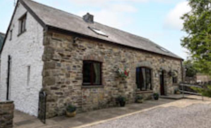 The Coach House is a spacious barn conversion which can comfortably accommodate 8 people(+ sofa bed + cot.)